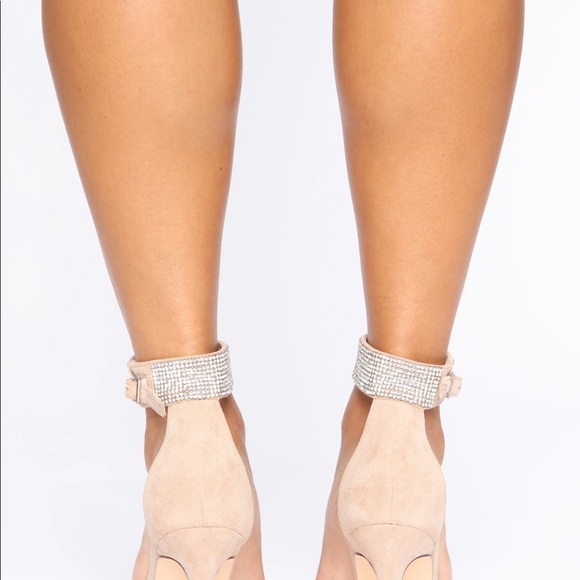 Nude heels with clear foot straps, size 7 US ; Fashion Nova - Picture 5 of 7